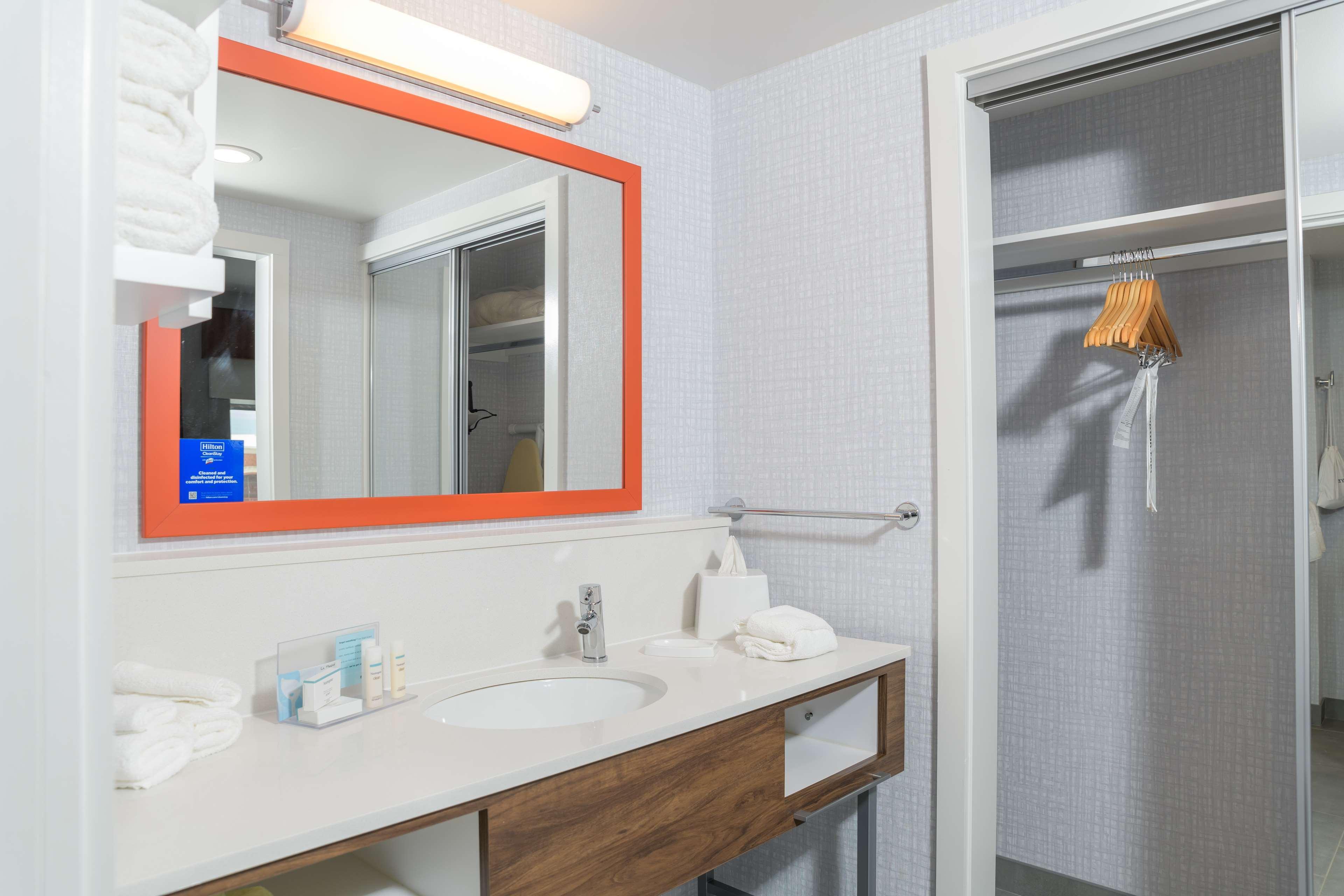 Hampton Inn & Suites Erie Bayfront Bagian luar foto