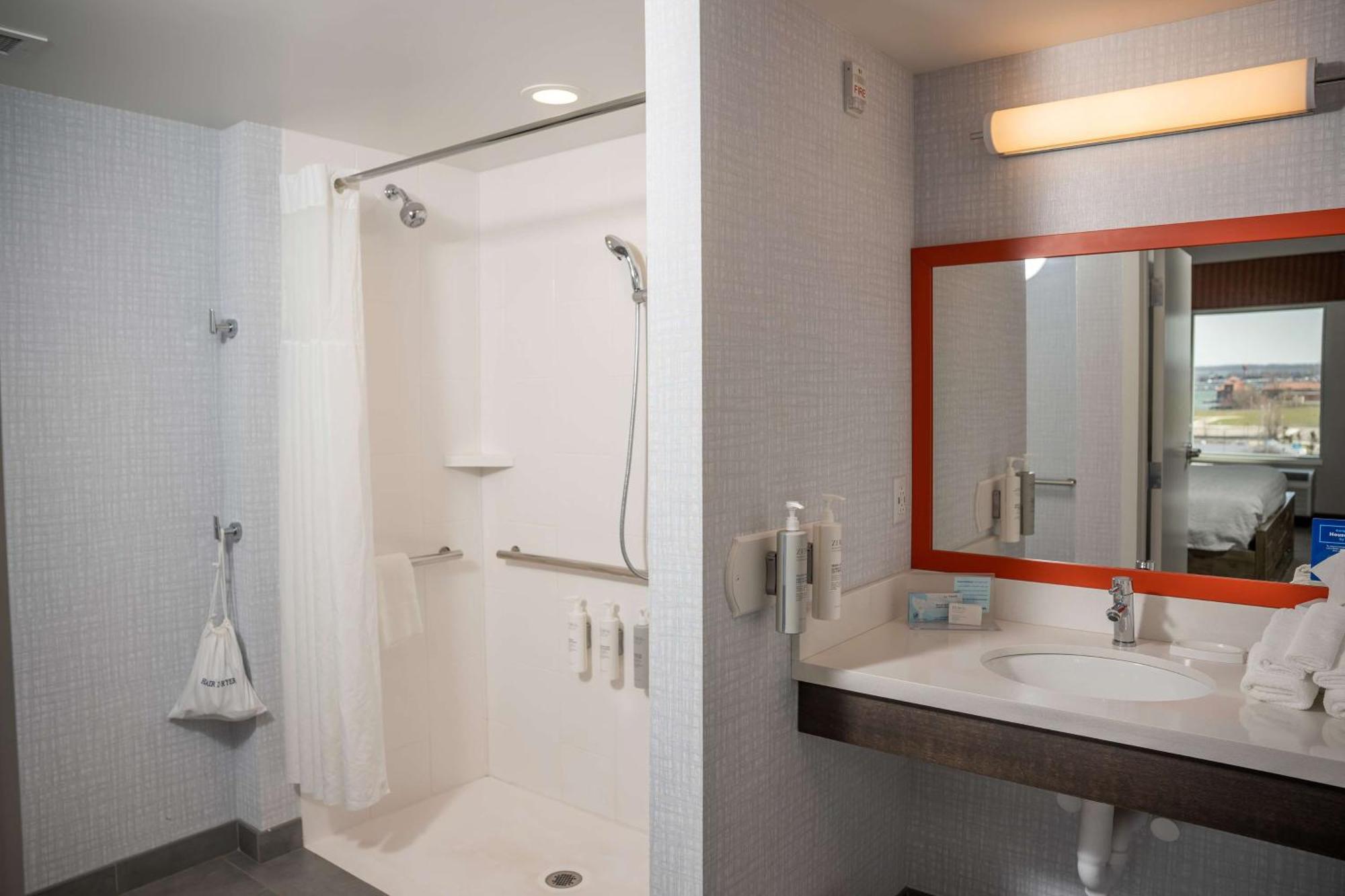 Hampton Inn & Suites Erie Bayfront Bagian luar foto