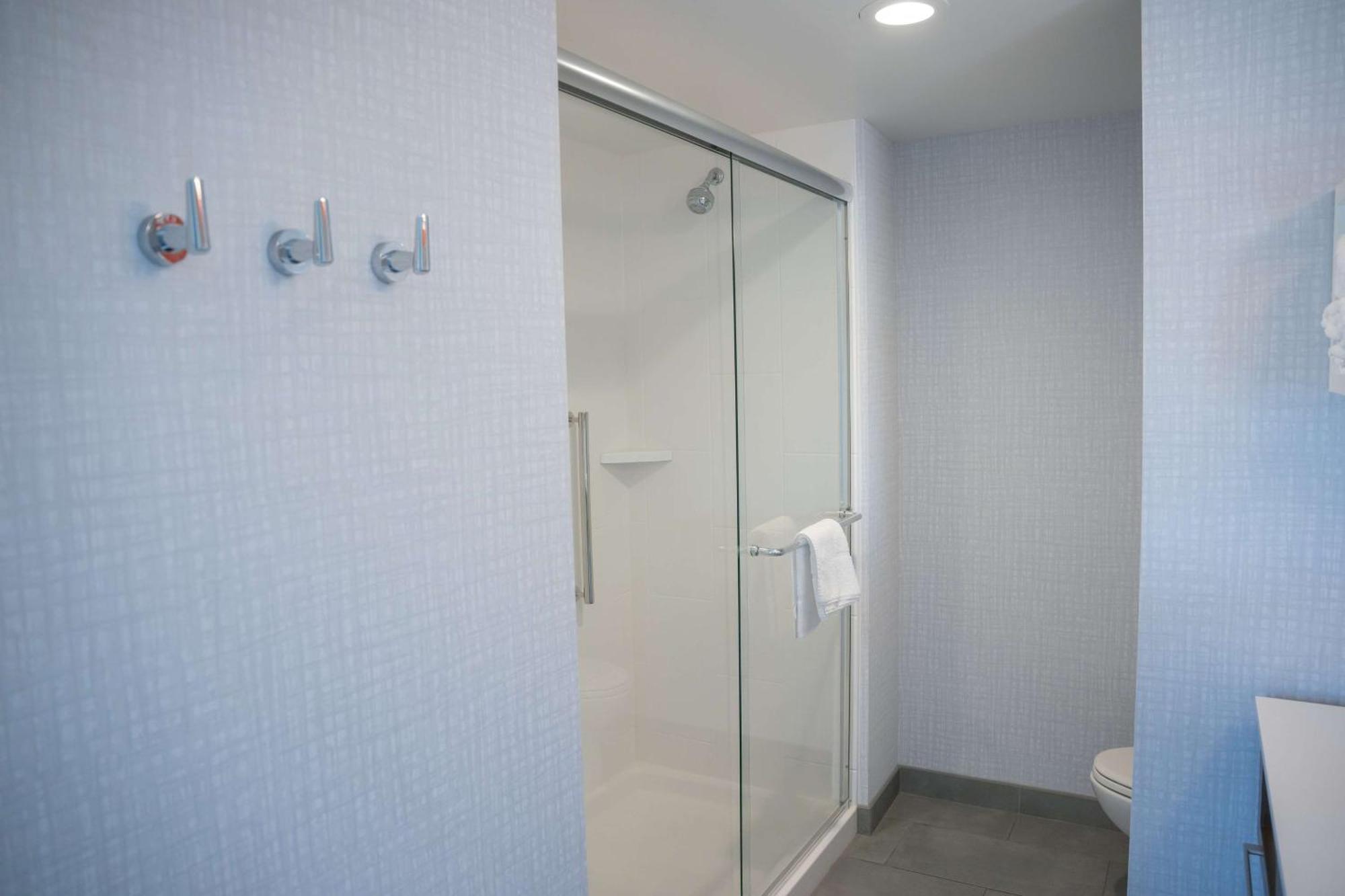 Hampton Inn & Suites Erie Bayfront Bagian luar foto