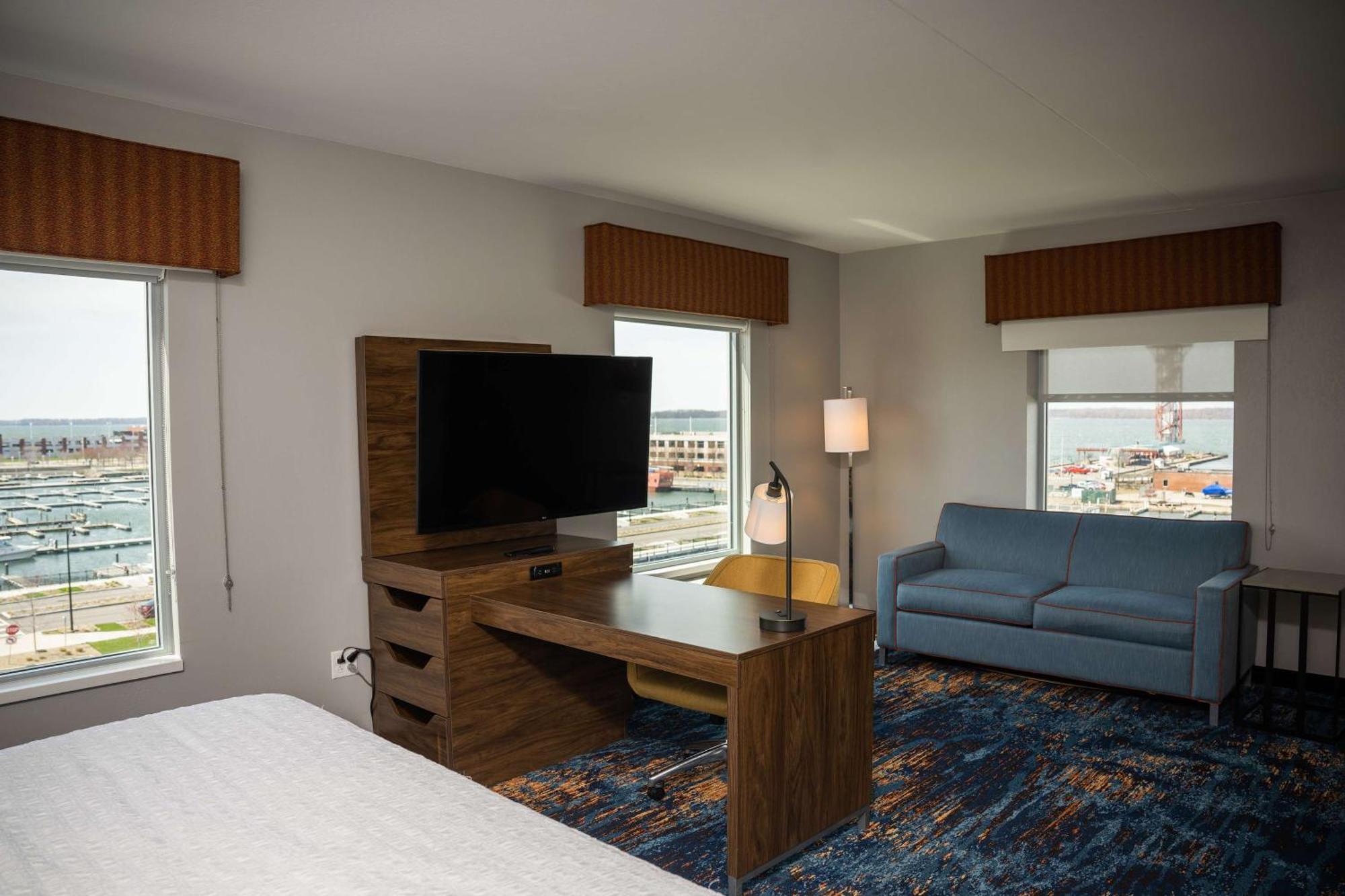 Hampton Inn & Suites Erie Bayfront Bagian luar foto