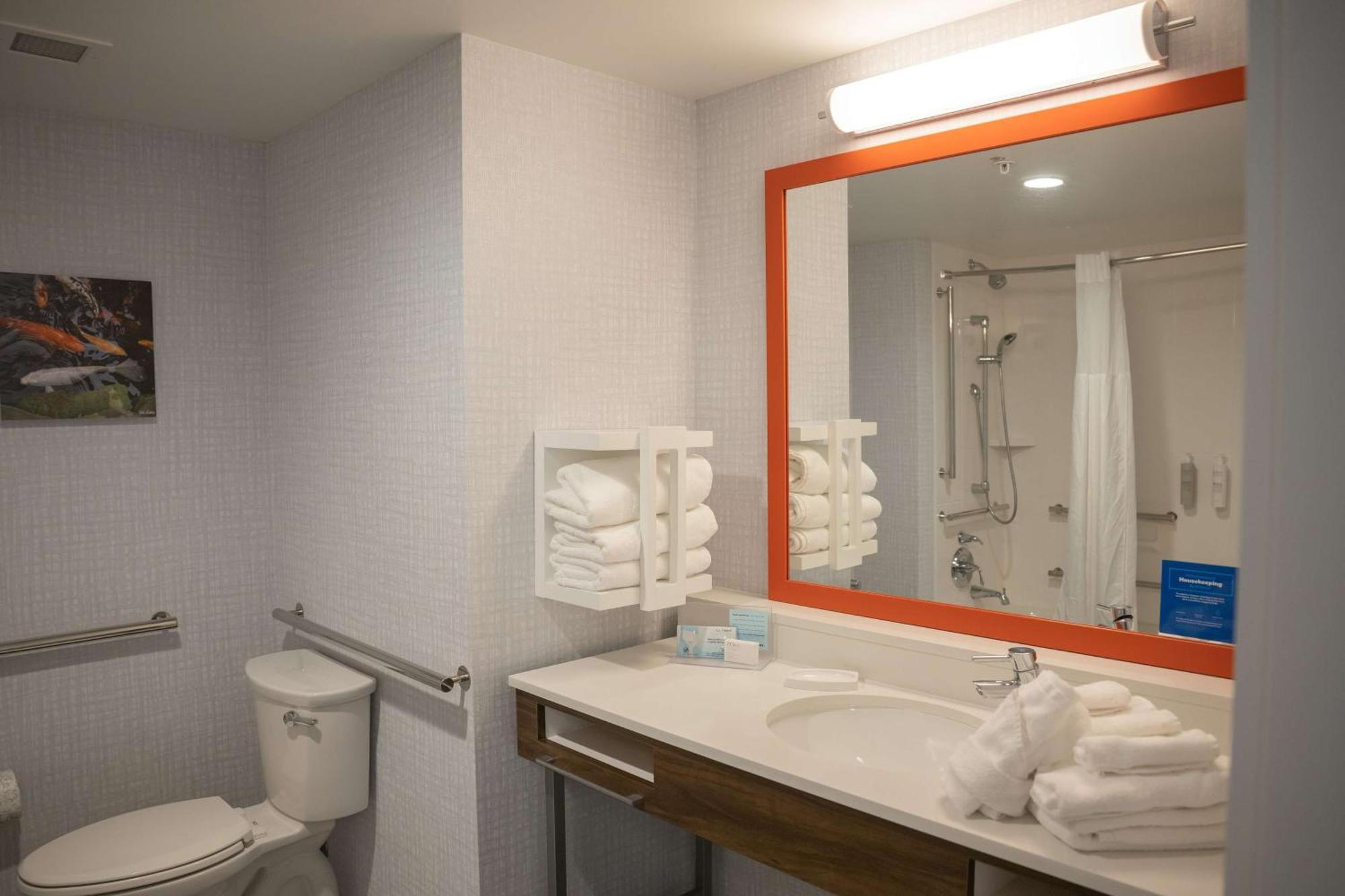 Hampton Inn & Suites Erie Bayfront Bagian luar foto