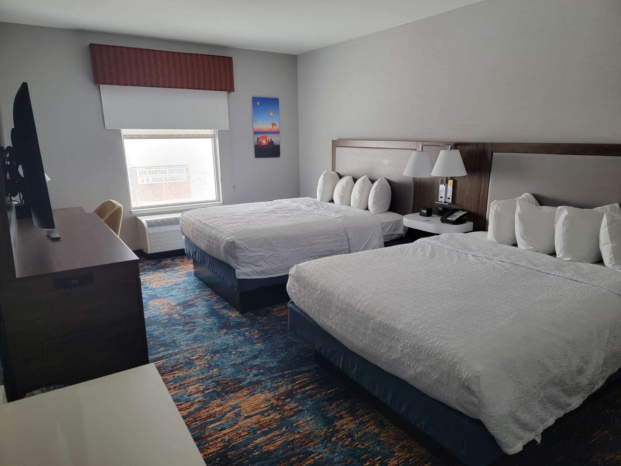 Hampton Inn & Suites Erie Bayfront Bagian luar foto