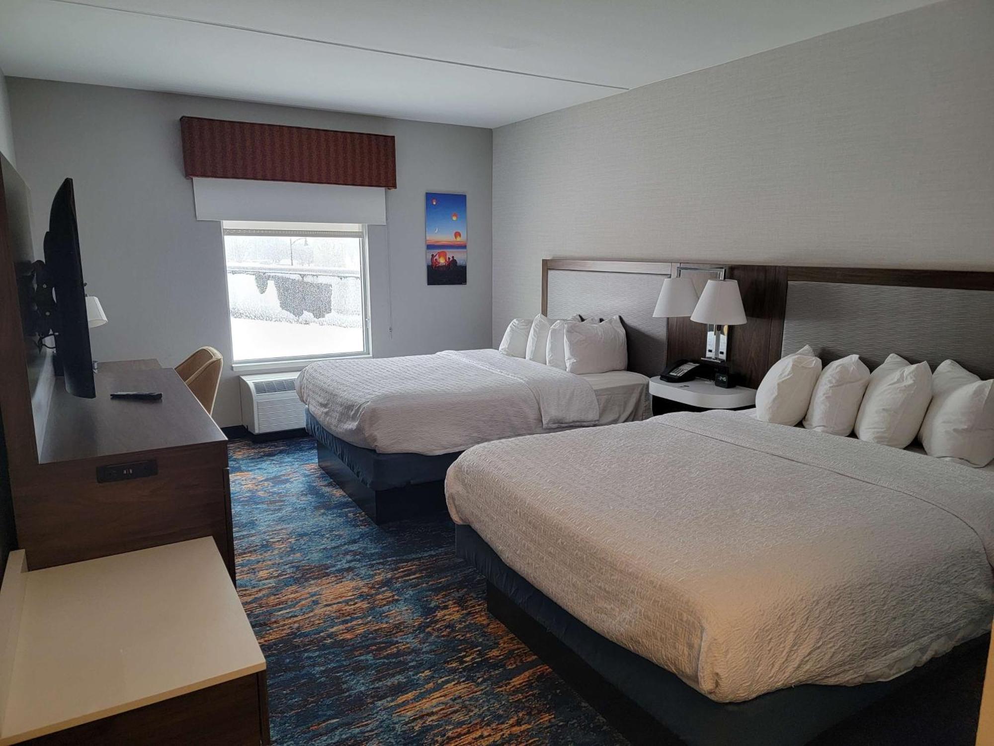 Hampton Inn & Suites Erie Bayfront Bagian luar foto