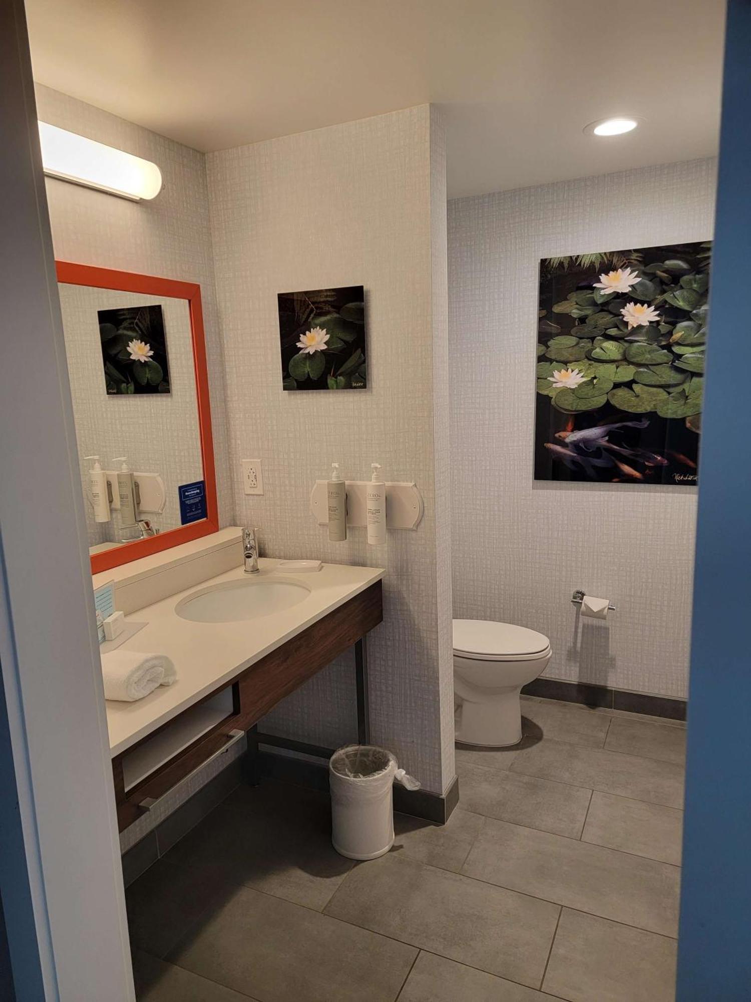 Hampton Inn & Suites Erie Bayfront Bagian luar foto