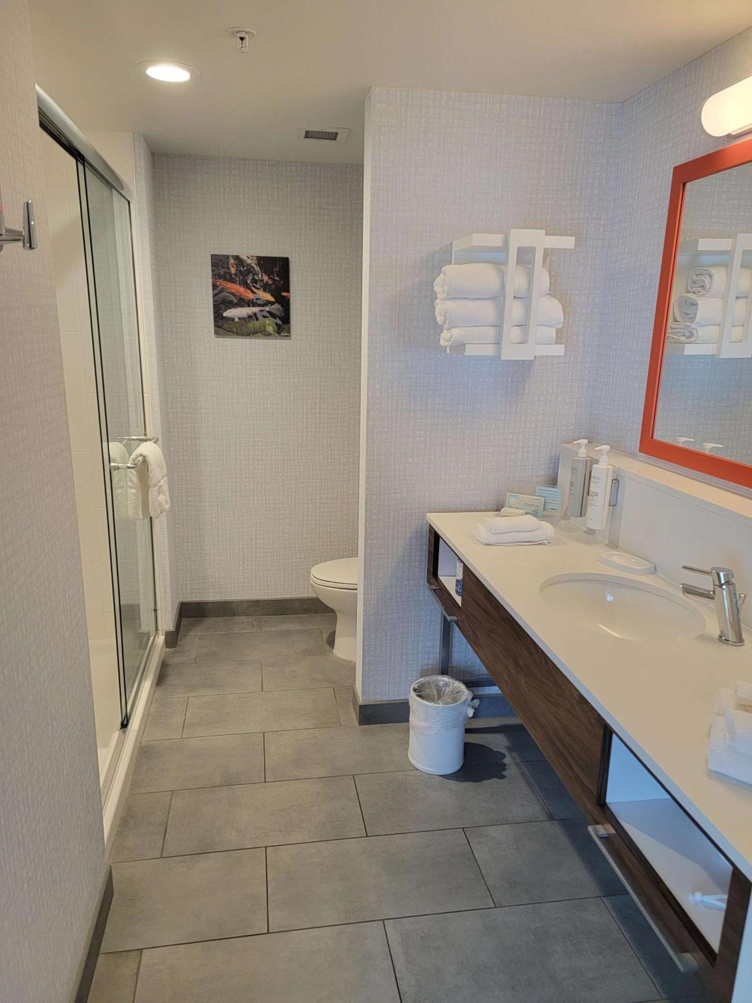 Hampton Inn & Suites Erie Bayfront Bagian luar foto