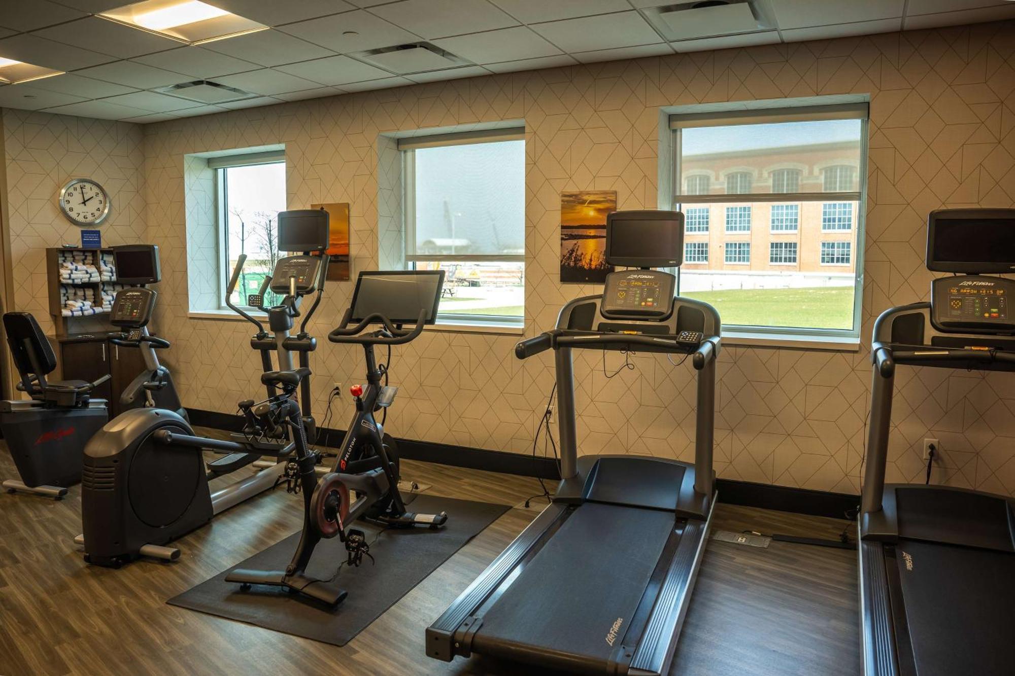 Hampton Inn & Suites Erie Bayfront Bagian luar foto