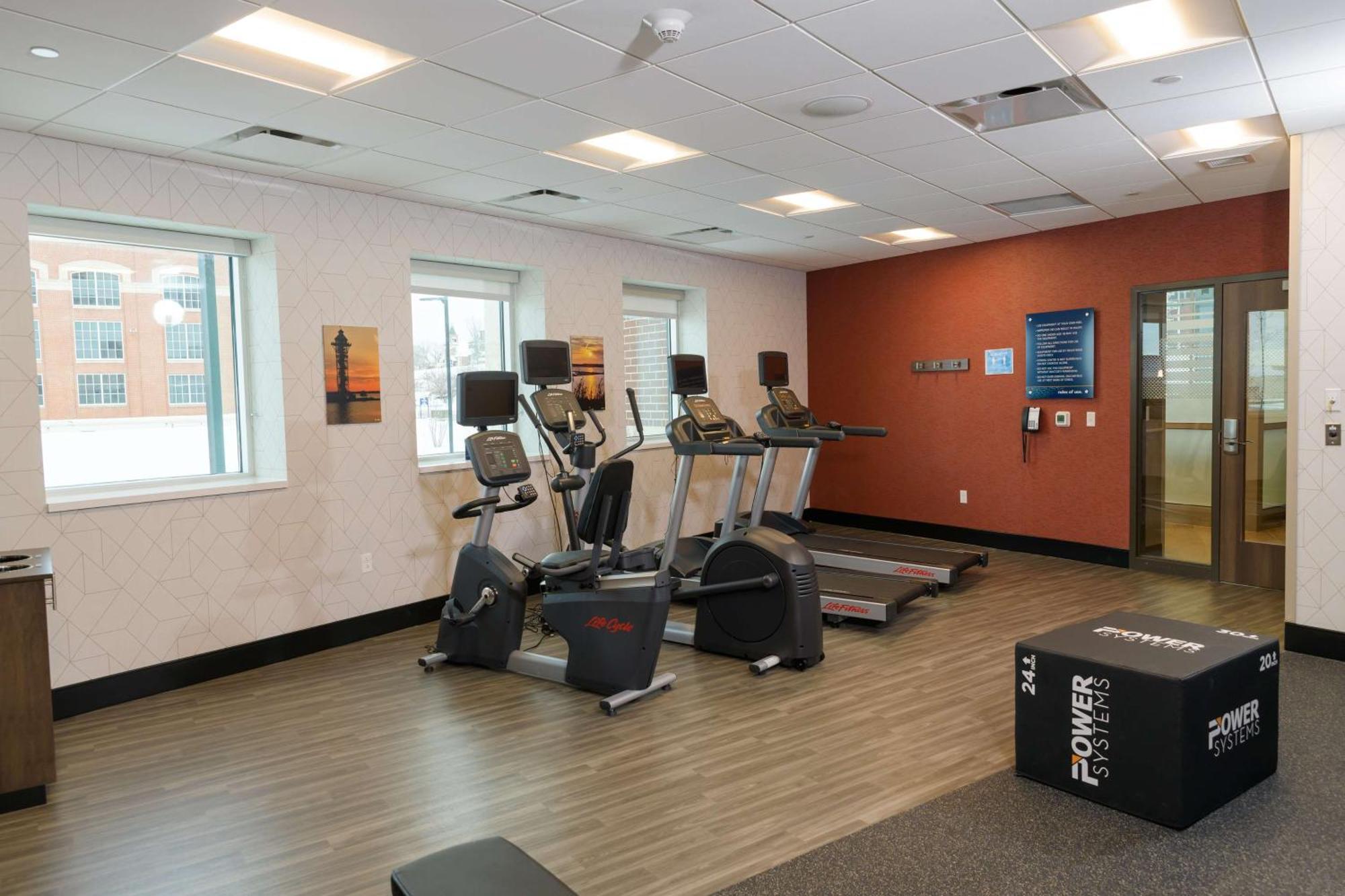 Hampton Inn & Suites Erie Bayfront Bagian luar foto
