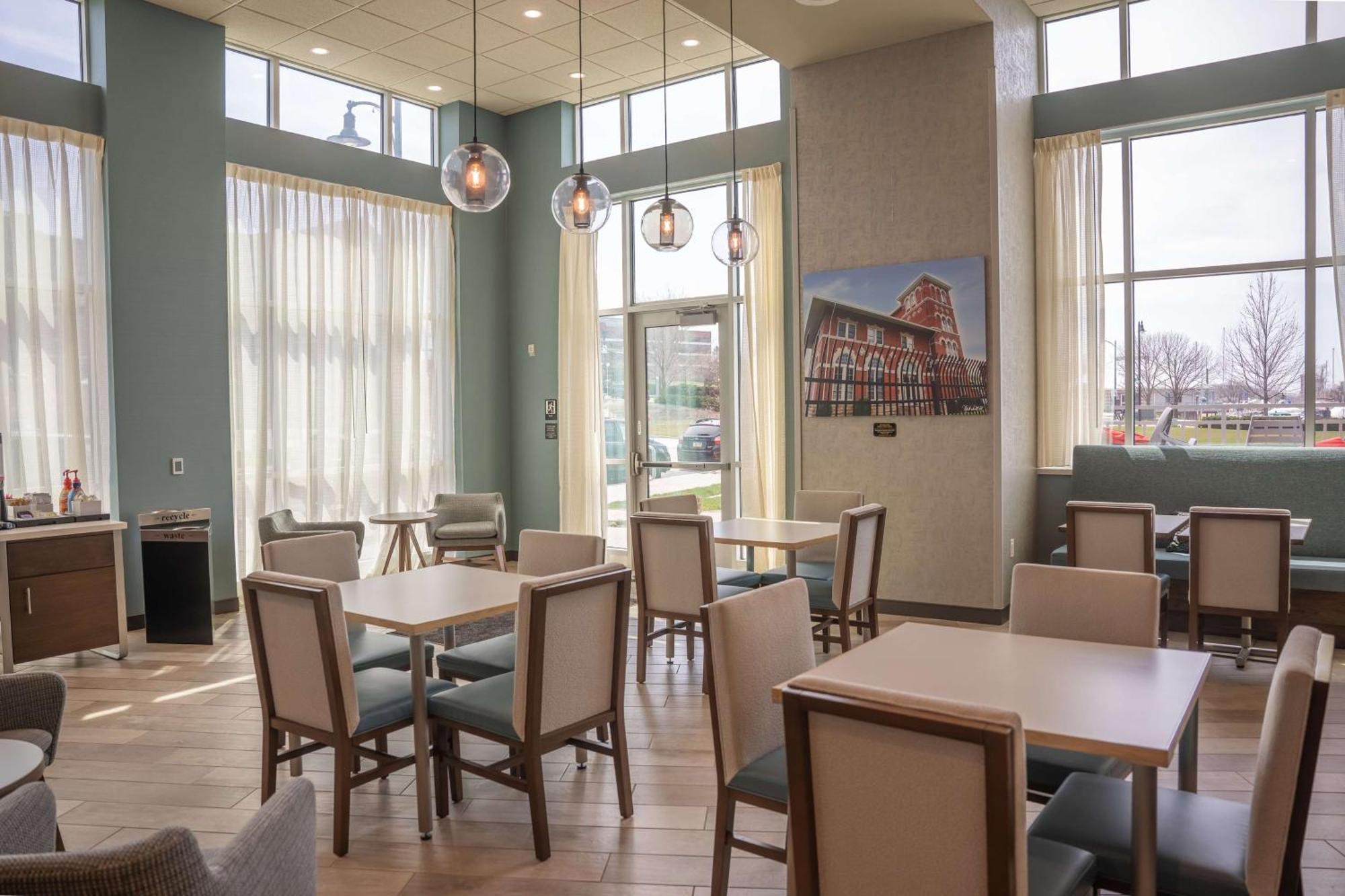Hampton Inn & Suites Erie Bayfront Bagian luar foto