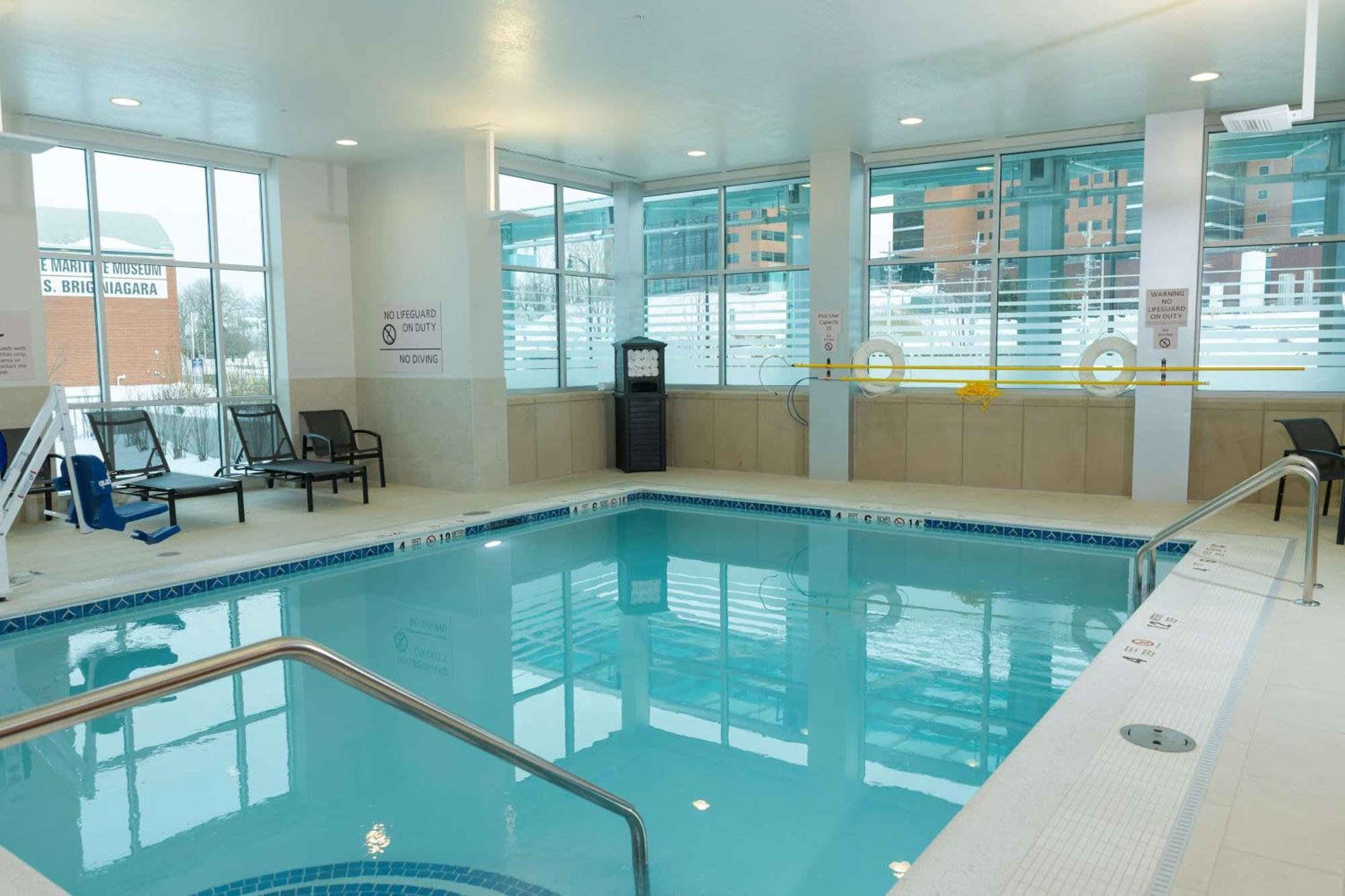 Hampton Inn & Suites Erie Bayfront Bagian luar foto